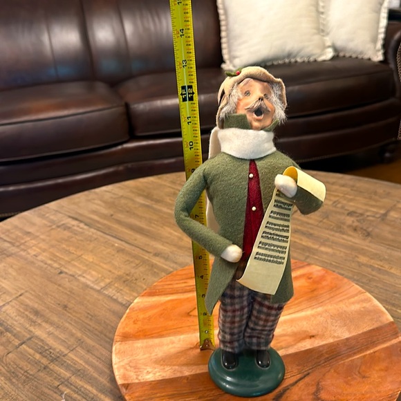 BYERS’ CHOICE LTD. CHRISTMAS CAROLERS. 2002 - Picture 5 of 6